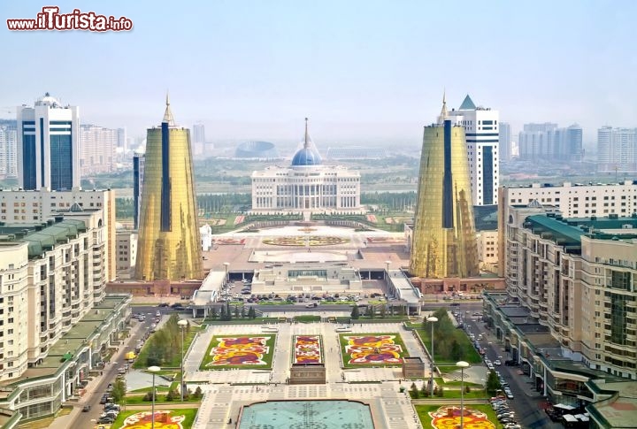 Immagine Foto aerea di Nurzhol Boulevard, Astana - Area pedonale situata nel nuovo centro amministrativo e finanziario della capitale kazaka, Nurzhol Boulevard - famosa anche come Green Water Boulevard - è una delle principali attrazioni di Astana disegnata su progetto dell'architetto Kisho Kurokawa. Il viale ospita alcuni importanti edifici dall'architettura moderna e stravagante fra cui i grattacieli verdi con pareti ondulati chiamati Luci del Nord © ppl / Shutterstock.com