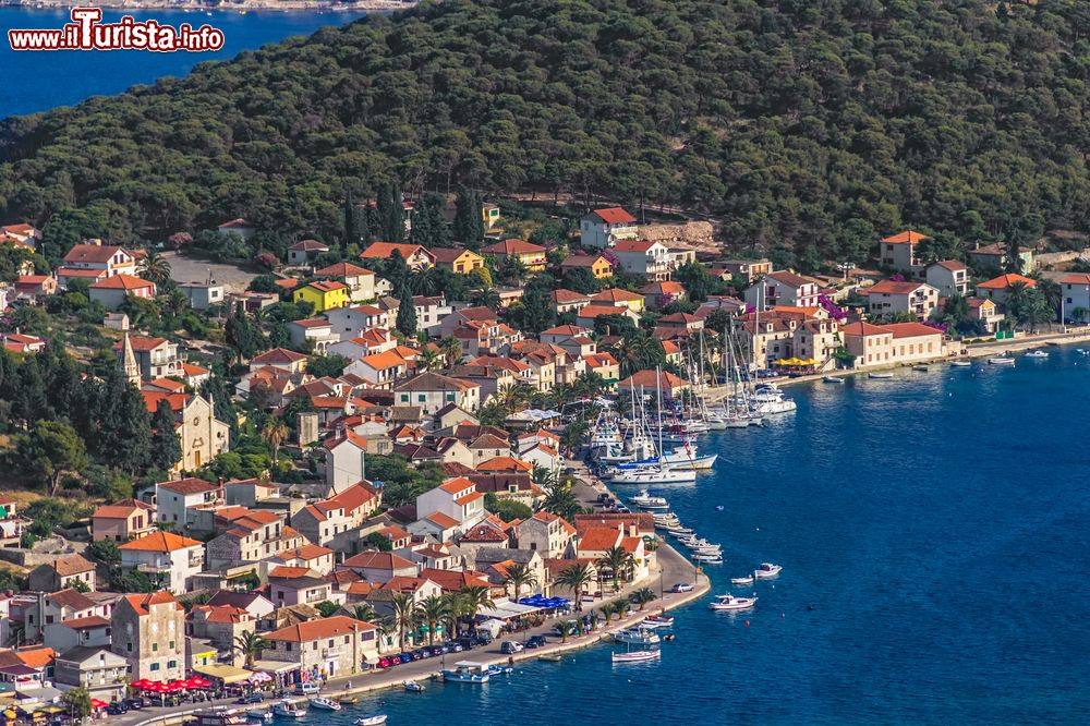 Immagine Foto aerea di Rogoznica (Croazia), cittadina di 2500 abitanti costruita in parte su un'isola collegata al continente da una strada su un terrapieno nel Mare Adriatico.