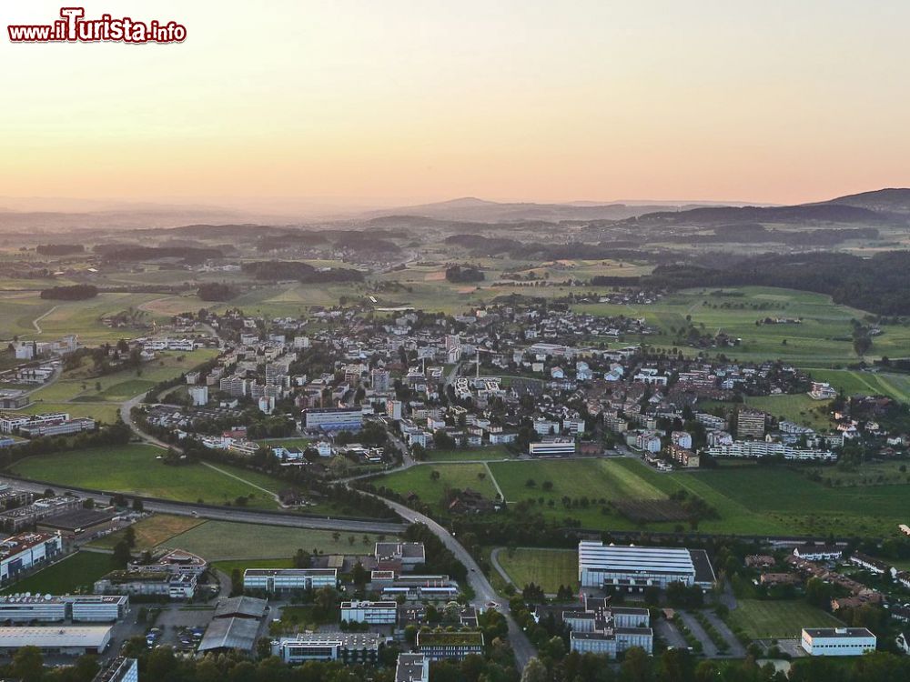 Immagine Foto aerea di Steinhausen in Svizzera al tramonto: la cittadina si trova vicino a Zug - © Frozenbubble - CC BY-SA 2.0 de, Wikipedia