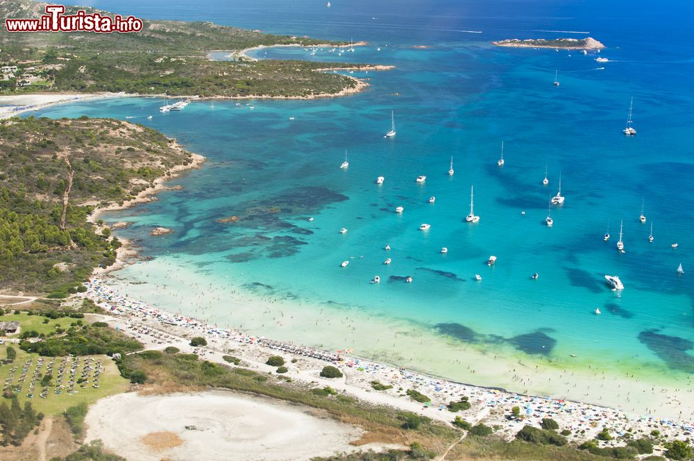 Immagine Foto aerea di una spiaggia di sabbia bianca a Arzachena, Sardegna. Questa località della Costa Smeralda offre uno dei litorali più suggestivi di tutta la regione con grandi spiagge sabbiose e acqua limpida e cristallina.