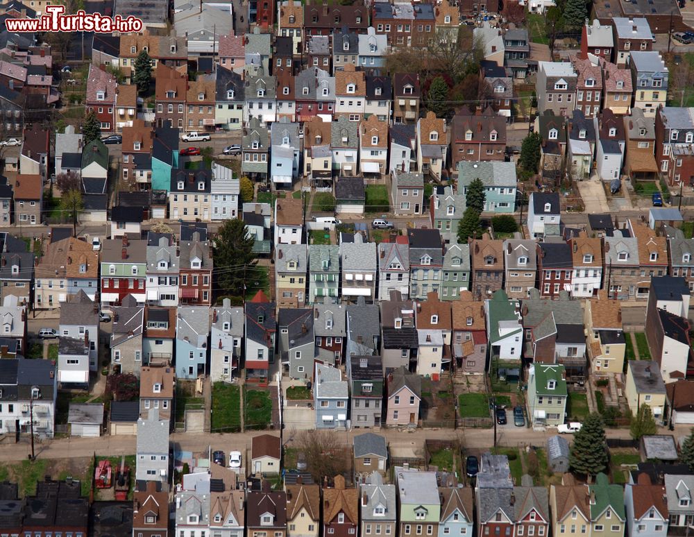Immagine Foto aerea sulle case in fila della città di Pittsburgh, Pennsylvania (USA).