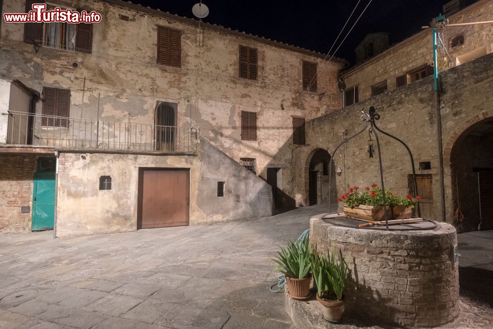Immagine Foto by night del cortile di una casa nel centro storico di Asciano, Siena, Toscana. Secondo la leggenda questa cittadina nel cuore delle Crete senesi venne fondata da Ascanio, figlio di Remo, fratello di Romolo.