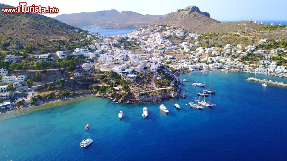 Immagine Foto con il drone del villaggio di Agia Marina sull'isola di Lores, Dodecaneso (Grecia). Di fronte al villaggio si trova una baia con sabbia soffice e acqua trasparente.