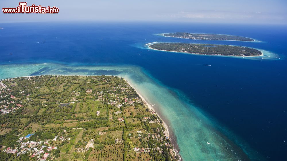 Immagine Foto dal drone delle isole Gili, Indonesia. Per osservare un'incredibile varietà di specie marine, fra cui le balene durante le migrazioni, questo arcipelago è uno dei luoghi più indicati dell'Indonesia.