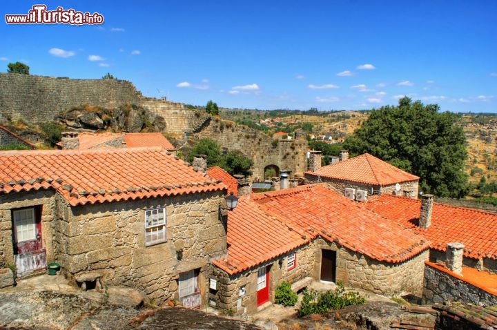 Immagine Foto dall'alto su Sortelha, Portogallo - Una veduta panoramica sui tetti di questo villaggio appollaiato su un promontorio roccioso © Vector99 / Shutterstock.com