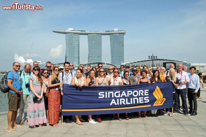 Immagine Foto di gruppo per i vincitori del contest fotografico promosso dalla Singapore Airlines in occasione dei 50 anni di indipendenza della città stato. A fare da sfondo il Singapore River con il Marina Bay Sands, una delle più grandi opere di ingegneria al mondo che riflette alla perfezione le ambizioni di questa metropoli asiatica - © Sonja Vietto Ramus