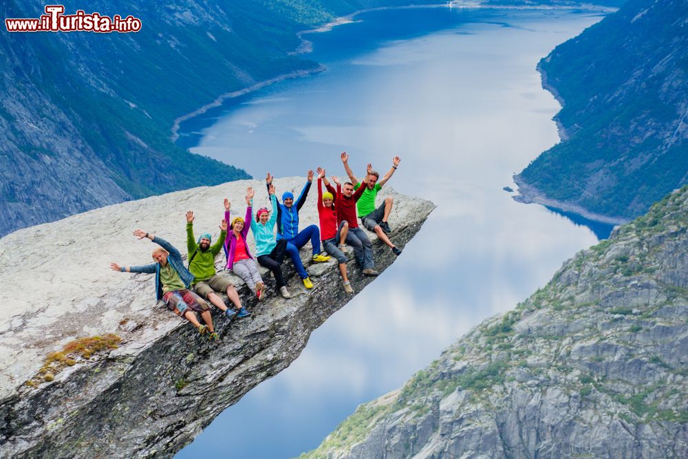 Immagine Foto di gruppo sulla roccia Trolltunga. il punto panoramico vicino a Odda in Norvegia