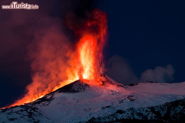 Immagine Una spettacolare immagine notturna dell'Etna durante un'eruzione - © RZ Design / Shutterstock.com