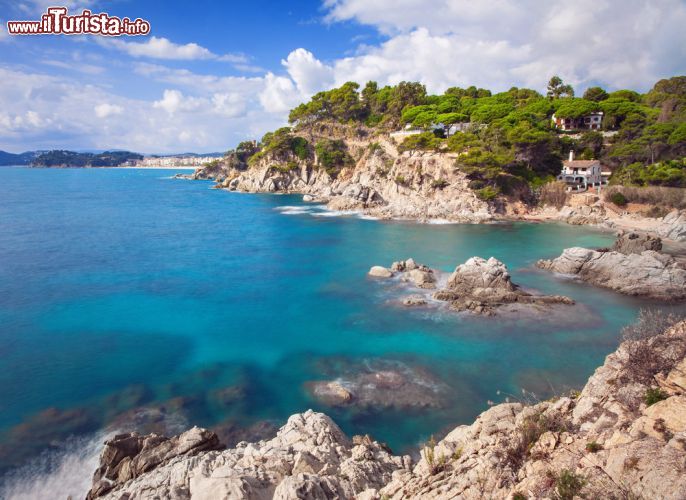 Immagine A Lloret de Mar ci sono spiagge per tutti i gusti: la cittadina catalana, nella provincia di Girona, predilige gli ampi arenili attrezzati, pieni di bar e locali aperti fino a tardi, ma come vedete non mancano le belle calette di roccia, per chi cerca un panorama più selvaggio - © Kite_rin / Shutterstock.com