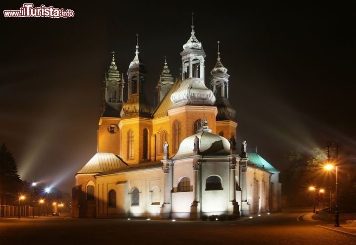 Immagine La cattedrale di Poznan fotografata di notte, Polonia - Eretta nel 968, venne distrutta più volte e dopo la seconda guerra mondiale fu ricostruita in stile gotico. Nei suoi sotterranei si possono ammirare i resti della prima cattedrale e il battistero © LensTravel / Shutterstock.com