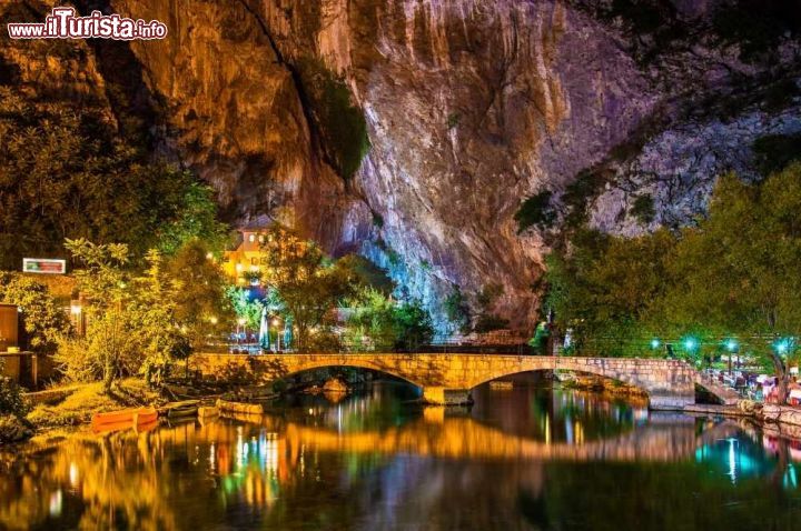 Immagine Panoramica notturna della sorgente del fiume Buna, a Blagaj - una panoramica notturna di uno dei più bei paesaggi dell'intera Bosnia-Erzegovina, cuore dei Balcani. Al di là del ponte, possiamo ammirare la fonte del fiume Buna e l'affascinante Blagaj Tekija, il monastero derviscio situato ai piedi della montagna. - © Leonid Andronov / Shutterstock.com