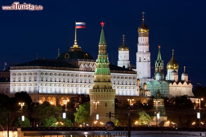 Immagine Foto notturna del Cremlino di Mosca, Russia - Una bella veduta panoramica della cittadella fortificata di Mosca, posta sulla riva sinistra del fiume Moscova © Ivan Pavlov / Shutterstock.com