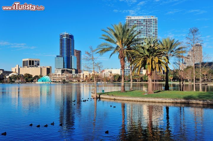 Immagine Lago Eola a Orlando, Florida - Chiamata "città bellissima", questa metropoli americana che giova di un clima da tropici, si espande lungo i litorali del bel lago Eola la cui fontana rappresenta il simbolo della città stessa e che occupa tutto l'ambito quartiere degli affari situato a nord est © Songquan Deng / Shutterstock.com