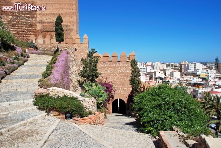 Immagine Foto panoramica del castello moresco e dei suoi giardini con sullo sfondo il centro abitato di Almeria, Spagna