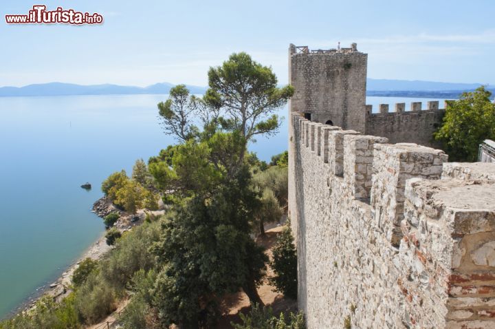 Immagine Foto panoramica della fortezza di Castiglione con vista sul Lago Trasimeno, Umbria - Fatta erigiere sui resti di una più antica costruzione della quale rimangono pochi ruderi, la fortezza avevo come obiettivo primario il dislocamento delle truppe © Wallace Weeks / Shutterstock.com