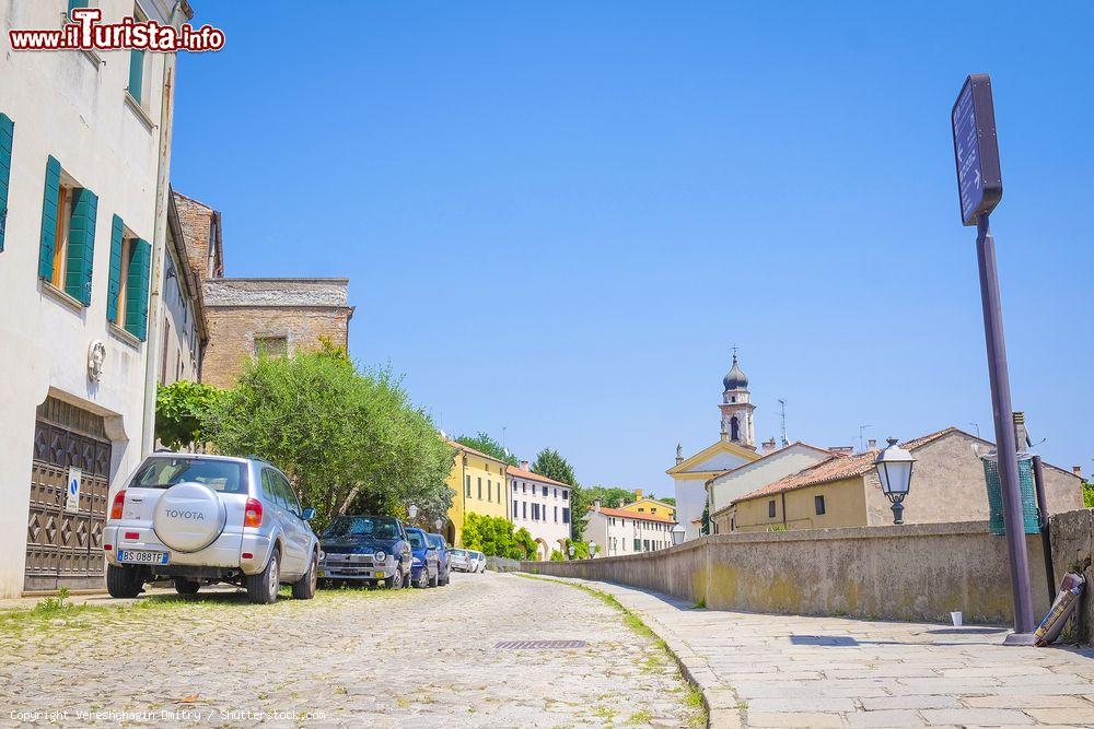 Immagine Foto panoramica di una stradina nella parte vecchia di Monselice, Veneto, Italia. Il nome Monselice dovrebbe derivare da "mons silicis" in relazione all'estrazione della pietra dal colle attorno al quale si estende il paese - © Vereshchagin Dmitry / Shutterstock.com