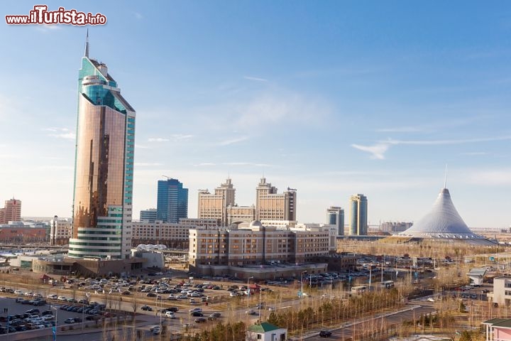 Immagine Foto panoramica sul moderno centro di Astana - Situata nel nord del Kazakistan, Astana è una moderna città di seicentomila abitanti. Scelta nel 1994 come futura capitale del paese in sostituzione di Almaty, a cui subentra tre anni più tardi, è circondata da una regione pianeggiante di steppa semidesertica che copre la maggior parte del territorio kazako. Grazie ad alcuni edifici d'architettura stravagante costruiti, viene considerata una città d'avanguardia futuristica © Ververidis Vasilis / Shutterstock.com