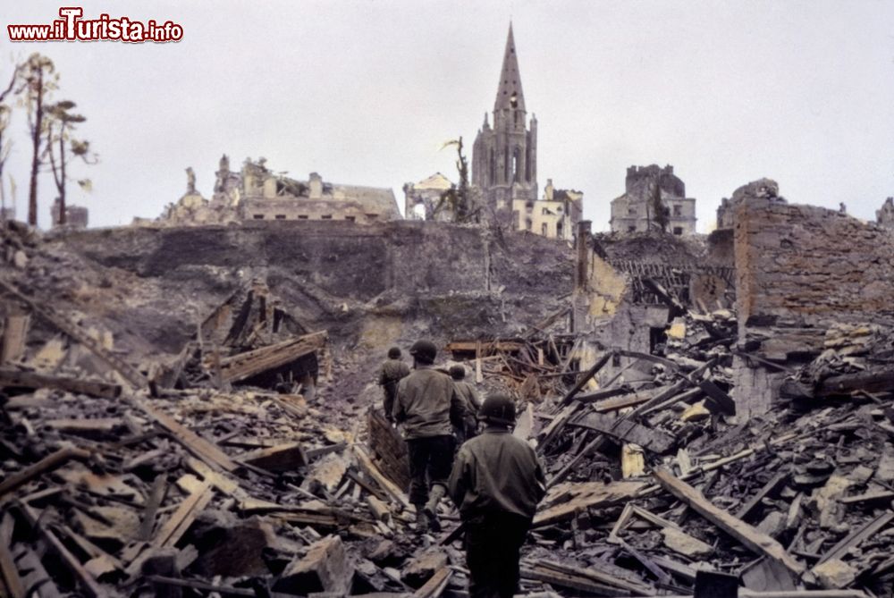 Immagine Foto storica del 18 luglio 1944 quando gli americani liberarono Saint-Lo dopo lo sbarco in Normandia (Francia).