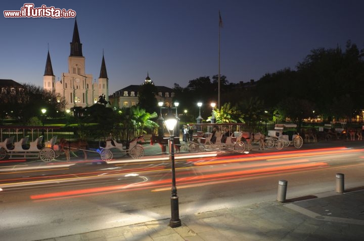 Immagine Panorama notturno sulla Cattedrale di St. Louis, New Orleans - Rischiarata solo dalla luce di qualche lampione, la chiesa dedicata a St. Louis appare in tutta la sua imponenza. Per ammirarla da vicino anche con il calar del sole consigliamo un giro serale in carrozza nella grande Jackson Square su cui si affaccia - © Robert Crow / Shutterstock.com