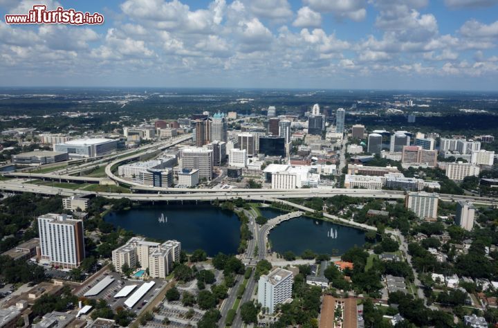 Immagine Fotografia aerea del centro di Orlando, Florida - Scattata dall'alto questa immagine del downtown di Orlando ne mostra perfettamente le dimensioni che ne fanno la sesta città più grande dello stato © Thomas Barrat / Shutterstock.com