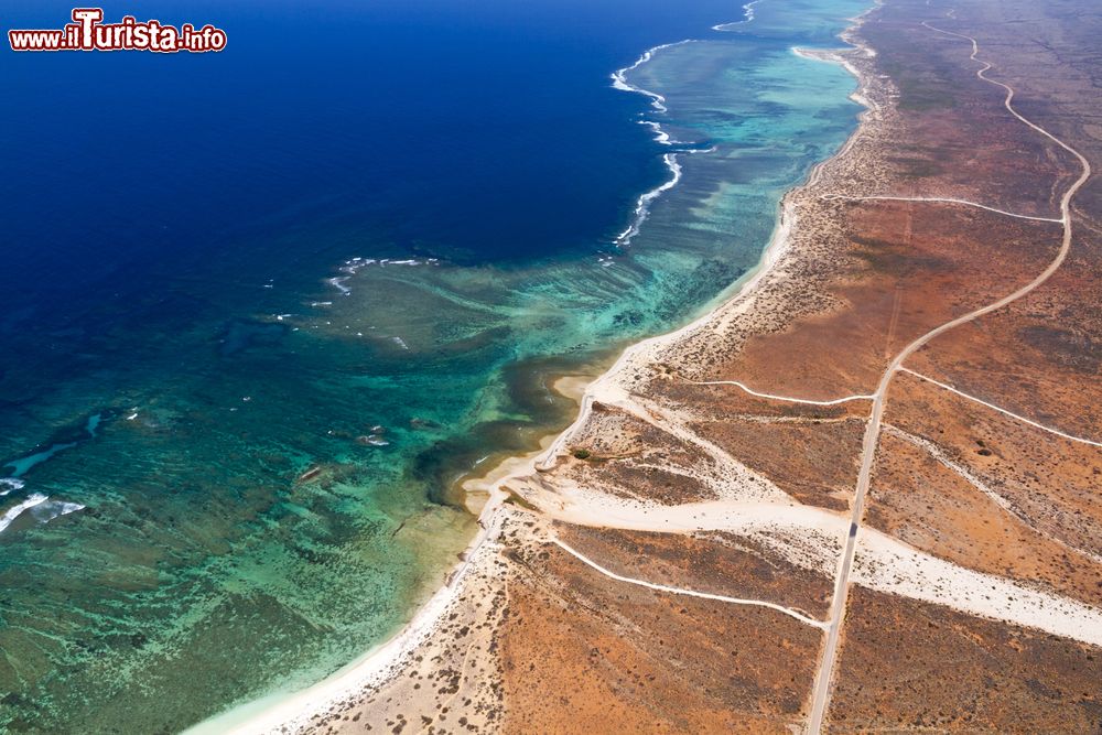 Immagine Fotografia aerea del Cape Range National Park e Ningaloo Reef a Exmouth, Australia Occidentale. Il parco occupa la parte occidentale della penisola di North West Cape; al alrgo della costa si trova il Ningaloo Reef, il posto migliore al mondo dove nuotare con gli squali balena.