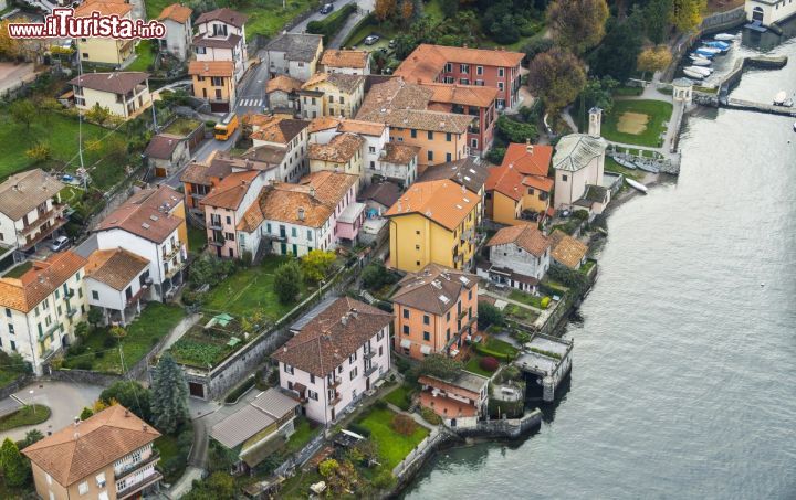 Immagine Fotografia aerea del centro di Lezzeno, il piccolo comune sul Lago di Como - © www.triangololariano.it