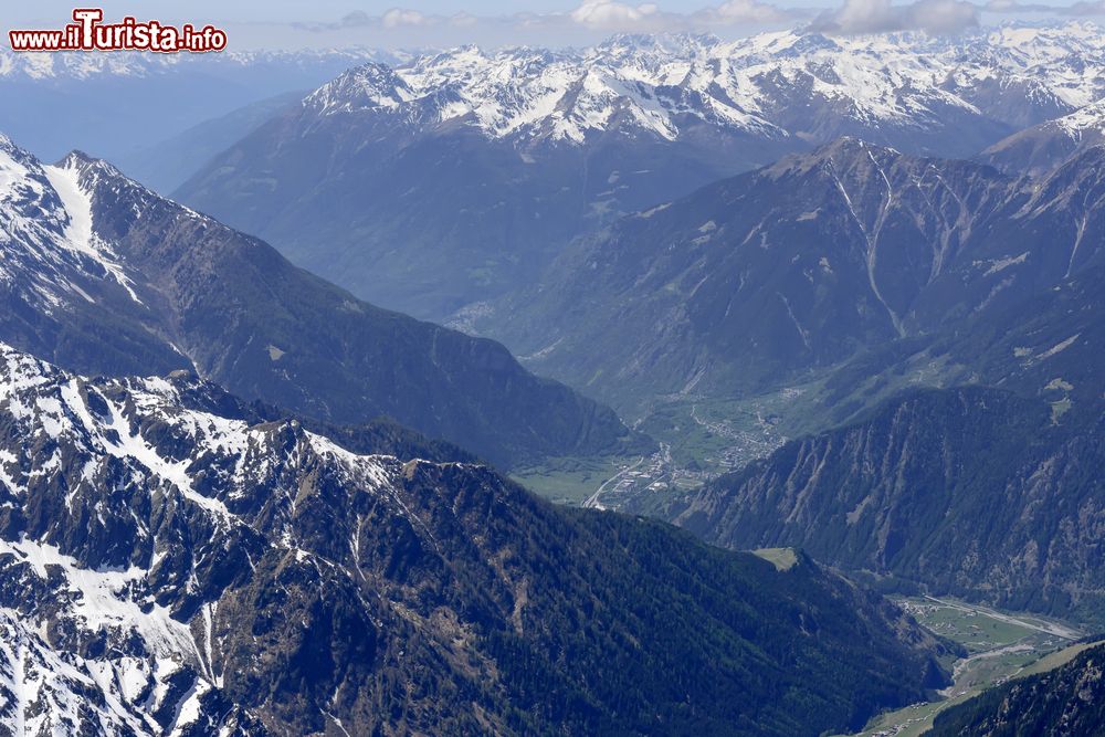 Immagine Fotografia aerea del villaggio di Sondalo e della Valtellina durante una giornata primaverile, Lombardia.