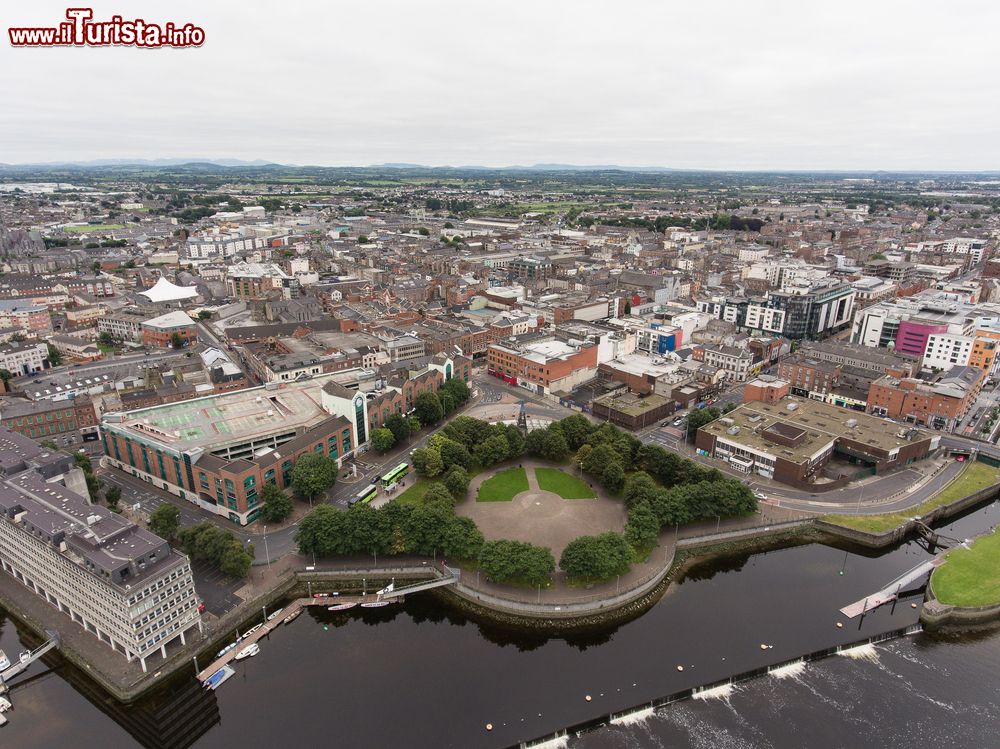 Immagine Fotografia aerea della città di Limerick, Irlanda. Palazzi e strade caratterizzano lo skyline di questa città irlandese, la terza più grande del paese. 
