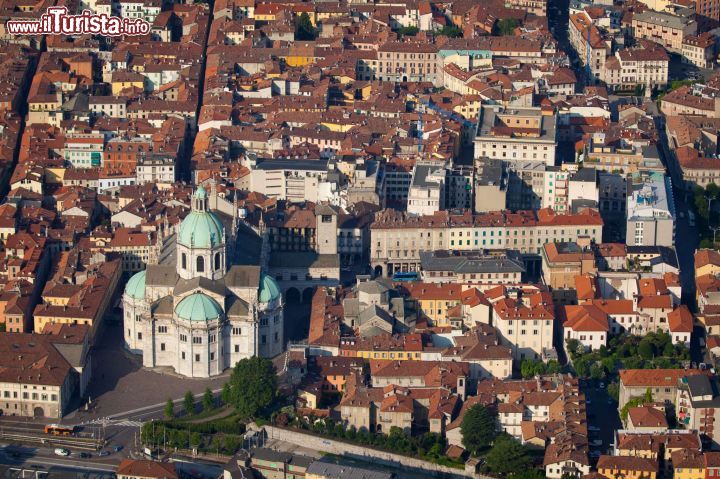 Immagine Una fotografia aerea del centro di Como e il suo Duomo - Con la sua pianta a croce latina e le cospicue dimensioni (è lunga quasi 90 metri) è una delle chiese più importanti della Lombardia. La sua cupola tocca i 75 metri di altezza © Marco Scisetti / Shutterstock.com