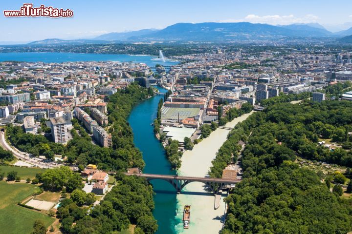 Immagine Fotografia aerea di Ginevra, Svizzera. Una bella immagine di Ginevra che la ritrae immersa in una natura rigogliosa 