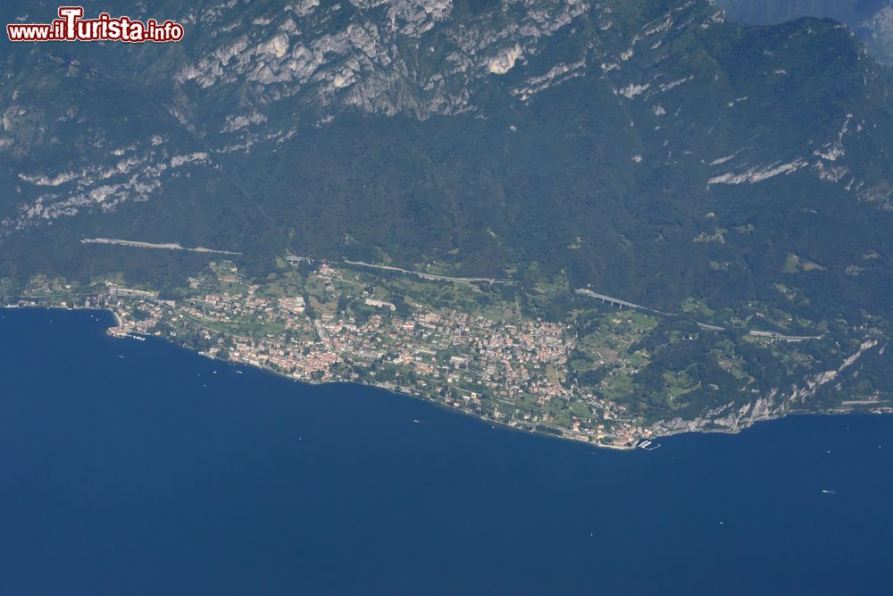 Immagine Fotografia aerea di Lierna, sulla costa orientale del Lago di Como, Lombardia