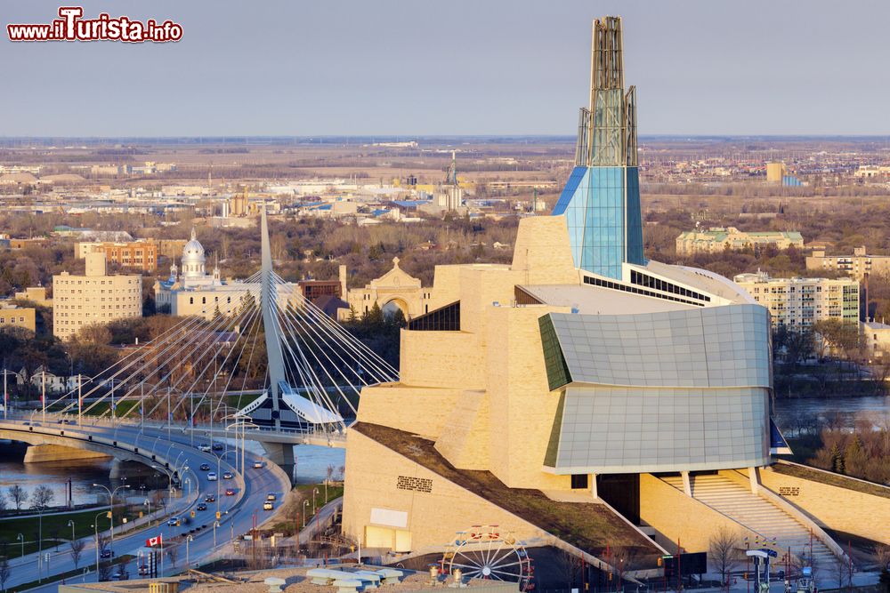 Immagine Fotografia aerea di Winnipeg, Canada: la città ha avuto origine dal forte fondato nel 1738 dal francese Pierre de la Verendrye.