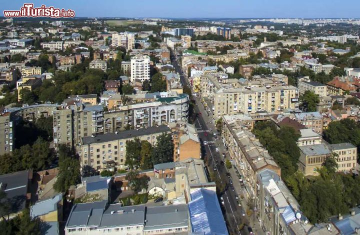 Immagine Fotografia aerea sulla piazza centrale di Kharkiv, Ucraina. Le sue dimensioni e il numero di abitanti ne fanno la seconda città dell'Ucraina dopo Kiev. Dal punto di vista turistico deve la sua fama alla suggestiva "Piazza della Libertà" che con i suoi 11 ettari di estensione è una delle più grandi del mondo 