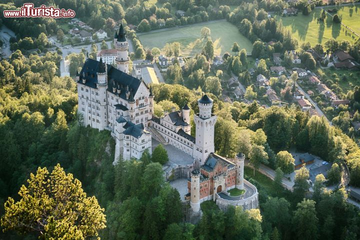 Immagine Fotografia aerea del castello di Neuschwanstein, quello che ispirò Disney per il castello della Bella Addormentata nel bosco (Germania) - © ptnphoto / Shutterstock.com