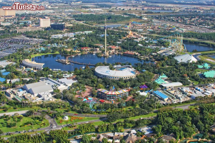 Immagine Fotografia aerea di Sea World a Orlando, Florida - Il parco divertimenti a tema marino Sea World di Orlando propone iniziative didattiche e spettacoli al chiuso e all'aperto per grandi e piccini. Grazie alle sue accurate scenografie, viene considerato il migliore fra i parchi Sea World del mondo: fiore all'occhiello sono gli spettacoli con i delfini e le orche ma anche l'innovativo fly coaster "Manta", il percorso acquatico "Journey to Atlantis" e la dark ride "Antartica". La struttura ospita anche l'attiguo parco "Aquatica" e il "Busch Gardens Africa", un vero e proprio paradiso per gli amanti degli animali © Nataliya Hora / Shutterstock.com