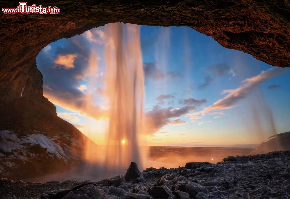 Immagine Fotografia al tramonto della cascata Seljalandsfoss in Islanda, una delle attrazioni lungo la Ring Road 1.