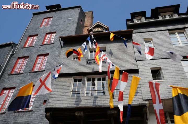 Immagine Fotografia delle tipiche abitazioni sul porto del borgo medievale di Honfleur, Francia - © Pack-Shot / Shutterstock.com