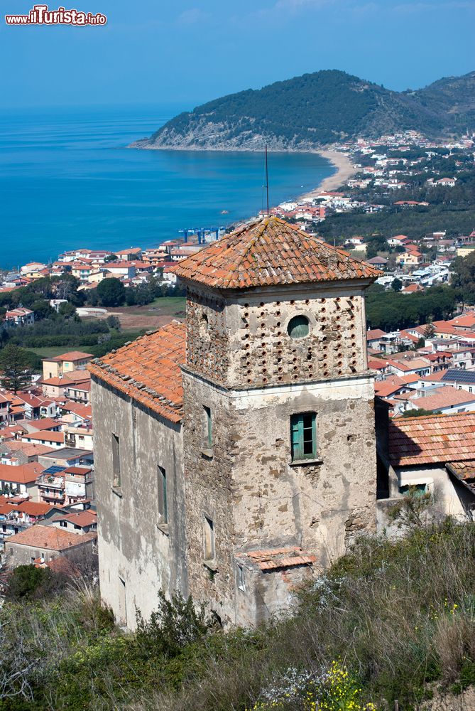 Immagine Fotografia dal vecchio villaggio di Castellabate, Campania, Italia. Su colle Sant'Angelo sorge l'antico abitato medievale di Castellabate che conta ben cinque porte di ingresso. La principale è Belvedere di San Costabile, chiamato un tempo anche "Vaglio".