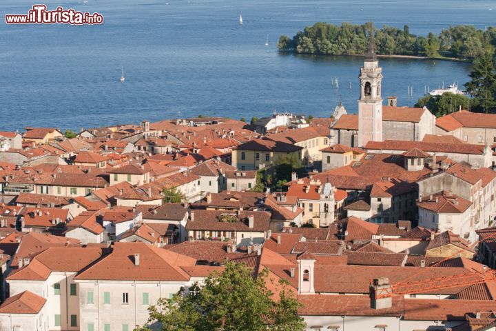 Immagine Fotografia dall'alto di Arona e del lago Maggiore, Piemonte - Mete ideali di una gita in giornata, Arona e il lago Maggiore offrono la possibilità di rilassarsi in un contesto decisamente pittoresco © marcovarro / Shutterstock.com