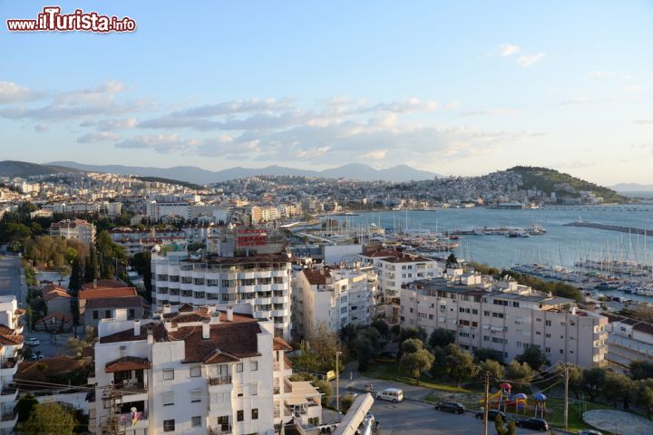 Immagine Fotografia dall'alto di Kusadasi, Turchia - La pianura costiera situata a est e sudest del Golfo di Kusadasi ricopre il suo altopiano posteriore mentre a ovest la sua costa di circa 50 chilometri è rivolta verso il Mar Egeo: la zona è circondata da montagne e est e sudest e la sua strepitosa natura si rilfette nelle località e nei villaggi circostanti © Volker Rauch / Shutterstock.com