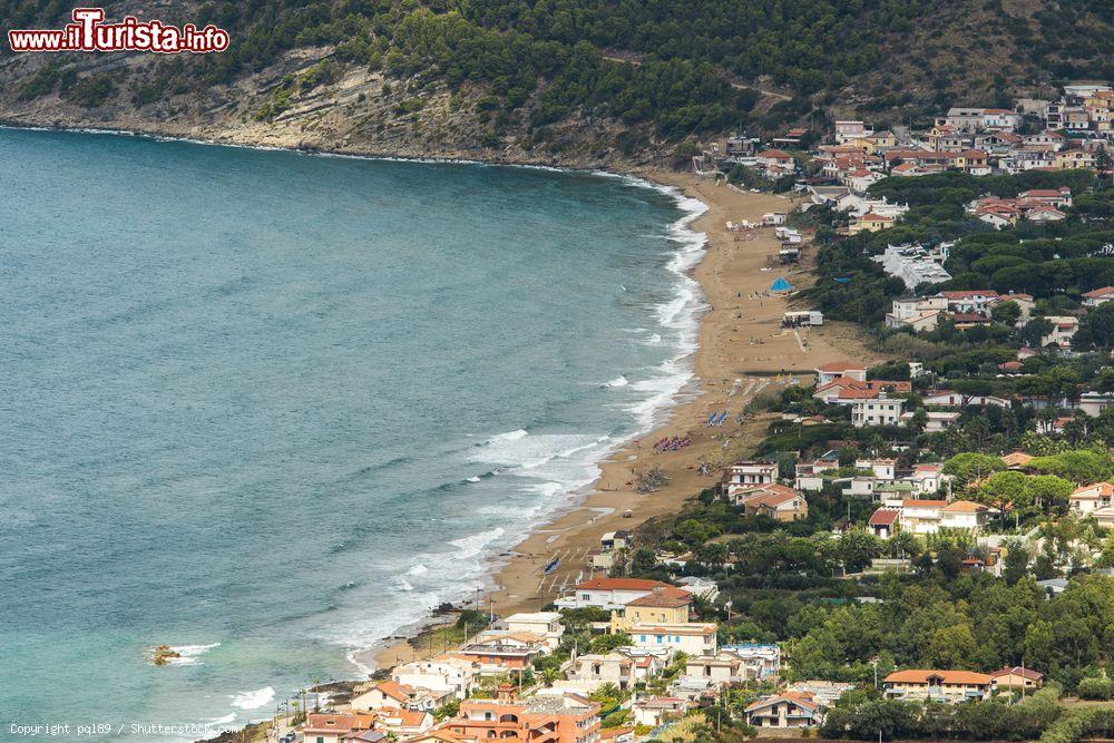 Immagine Fotografia dall'alto di Santa Maria di Castellabate, Campania, Italia. Acqua azzurra e sole fanno di questo tratto costiero in provincia di Salerno uno dei più frequentati dai turisti - © pql89 / Shutterstock.com