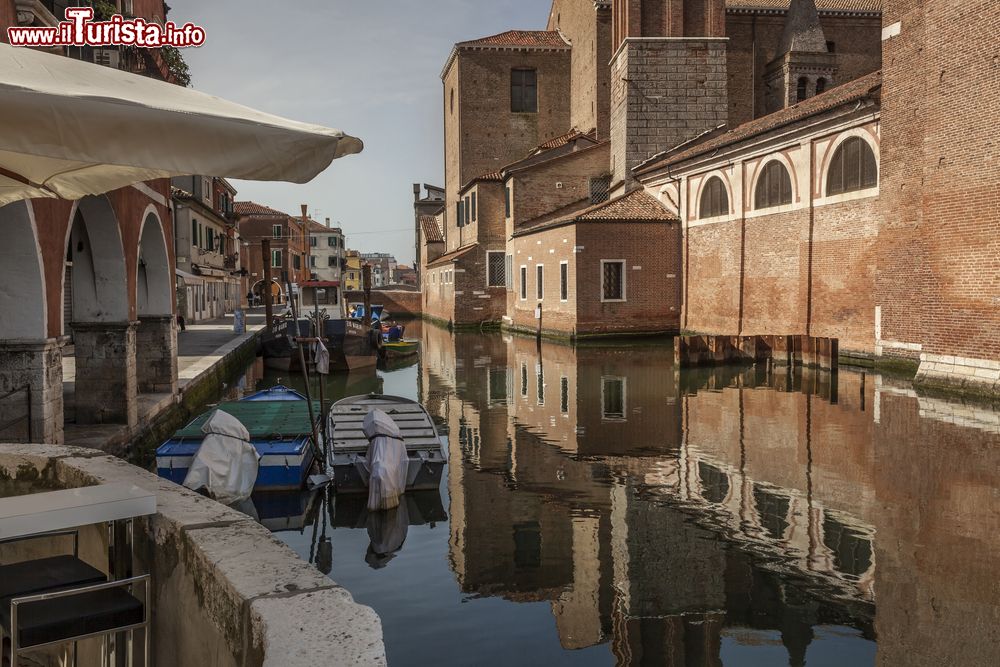Immagine Fotografia del canale su cui si affacciano la cattedrale e i palazzi cittadini, Chioggia, Italia.