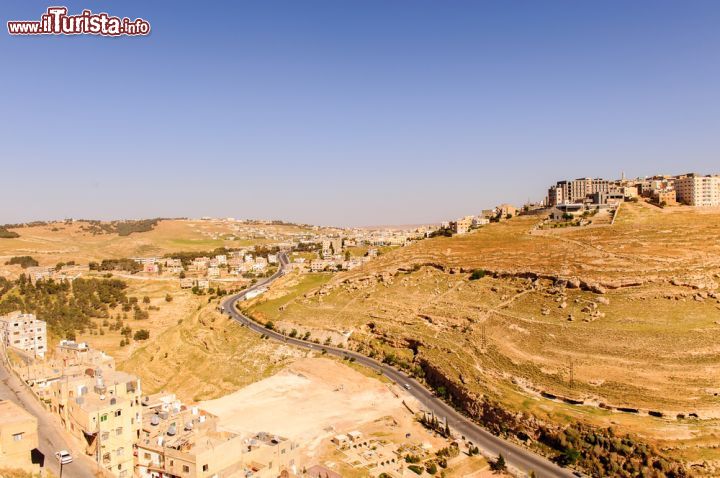 Immagine Fotografia del centro di Karak dall'alto del castello, Giordania. Una bella immagine del centro cittadino di Karak che sorge a circa 900 metri di altitudine e ospita 170 mila abitanti - © Anton_Ivanov / Shutterstock.com