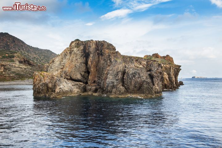 Immagine Fotografia della costa di Panarea, Sicilia - Un tipico tratto di costa, frastagliato e con scogli e isolotti, dell'isola siciliana di Panarea © funkyfrogstock / Shutterstock.com