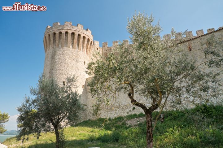 Immagine Fotografia della Rocca del Leone a Castiglione del Lago, Umbria - Attualmente il fortilizio è utilizzato per spettacoli folcloristici e teatrali durante l'estate © Mi.Ti. / Shutterstock.com