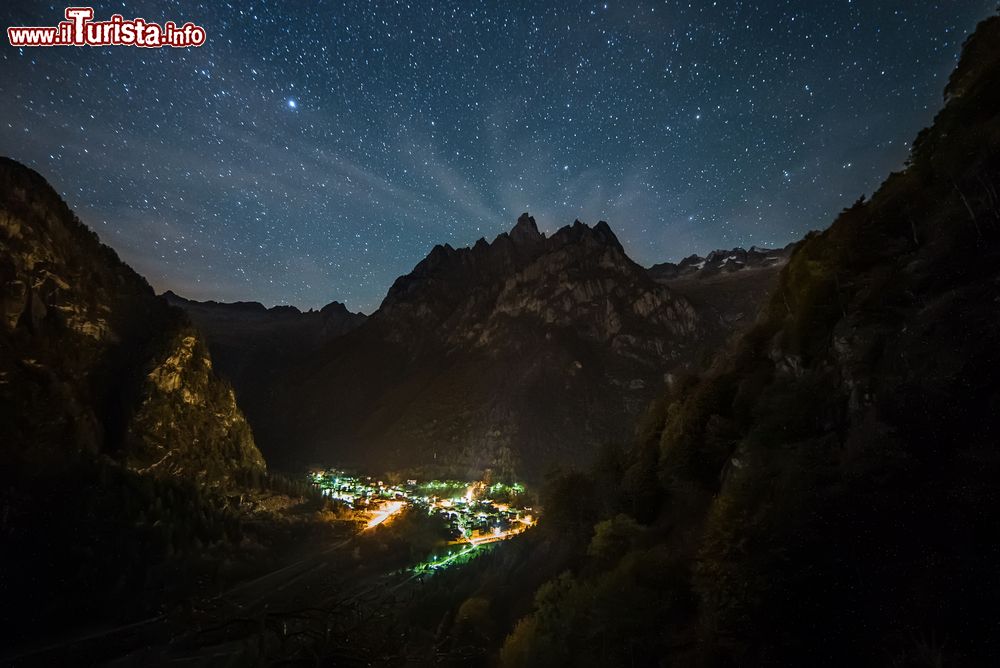 Immagine Una pittoresca fotografia della Val Masino by night, Lombardia. La vallata si innalza a 787 metri sul livello del mare.