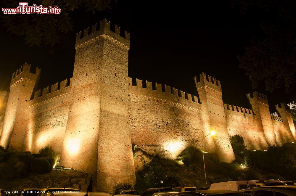 Immagine Fotografia delle mura illuminate del Castello di Gradara nelle Marche - © ANTONIO TRUZZI / Shutterstock.com