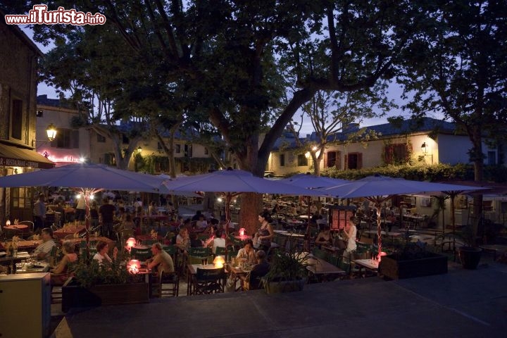 Immagine Carcassonne in festa in una sera d'estate: entro le mura del borgo medievale francese, durante la stagione estiva, si rincorrono numerosi gli appuntamenti culturali e le occasioni di festa - © Paul Palau