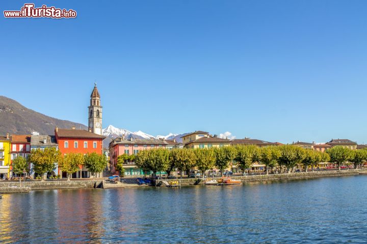 Immagine Fotografia di Ascona, Svizzera. Un'impareggiabile vista sul lago e sulle montagne che incorniciano la città svizzera di Ascona - © LaMiaFotografia / Shutterstock.com