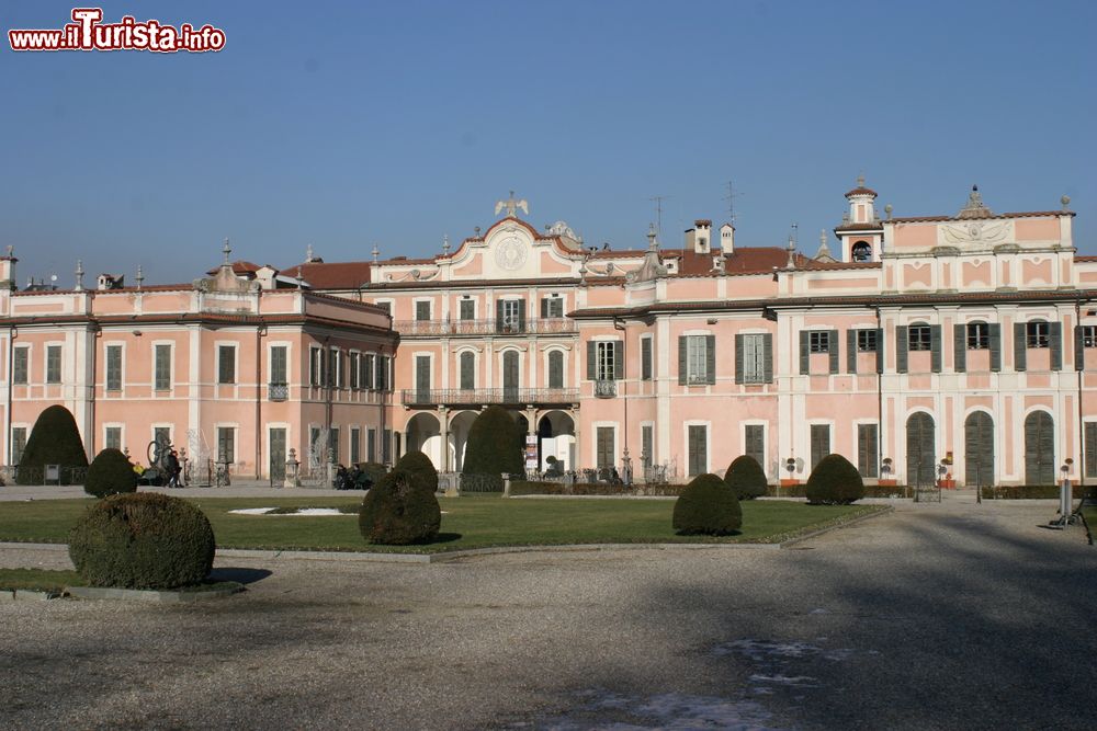 Immagine Fotografia di Palazzo Estense a Varese, Lombardia. Il progetto di costruzione si deve all'ingegnere Giuseppe Antonio Bianchi che che curò anche il parco.